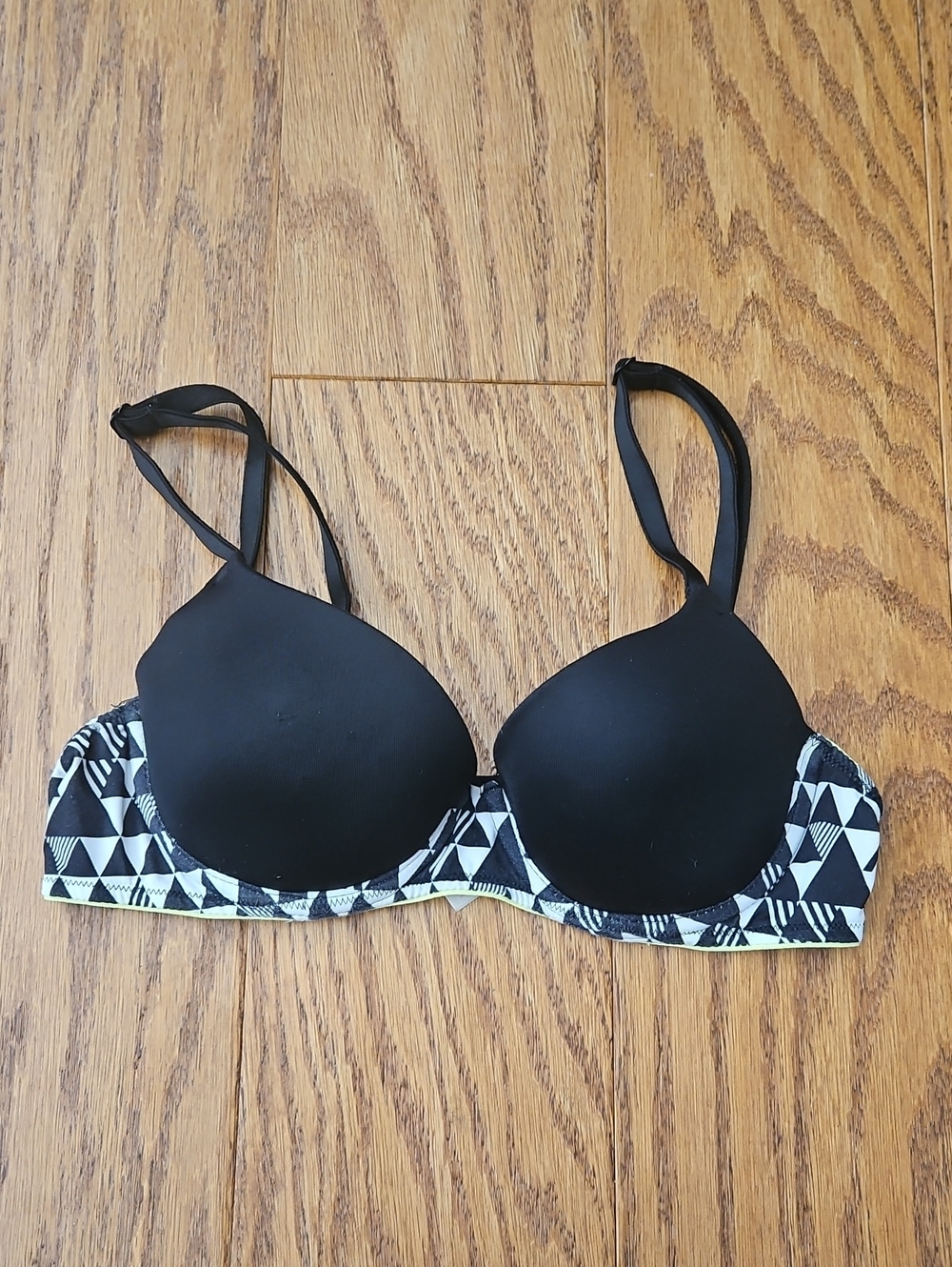 PINK Victoria's Secret Wear Everywhere Lightly Lined Bra 32A Black Geometric
